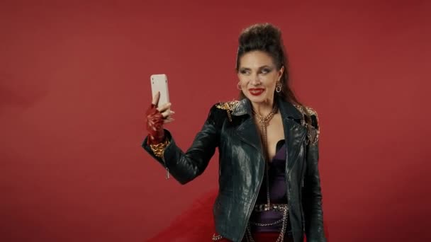 Femme Parle Sur Appel Vidéo Sur Smartphone Sur Fond Rouge — Video