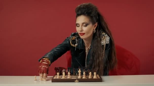 Divná Žena Položí Šachové Figurky Šachovnici Vstane Stolu Rukou Ukáže — Stock video