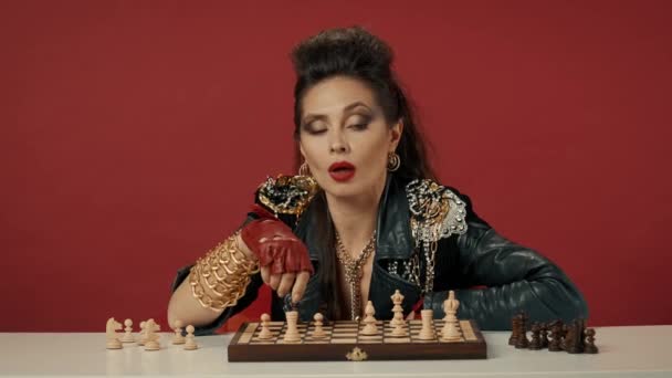 Neformální Žena Která Položí Ukazováček Bradu Přemýšlí Dalším Tahu Šachu — Stock video