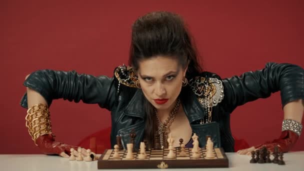 비공식적 배경으로 스튜디오 체스를 여자는 조각을 손으로 던지고 일어나서 — 비디오