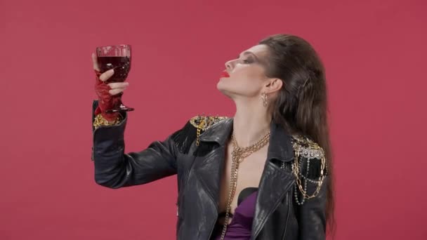 Kvinnan Höjer Ett Glas Vin Ansiktet Andas Dess Arom Och — Stockvideo