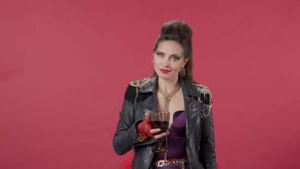 Kvinna Missfoster Håller Ett Glas Vin Handen Tar Klunk Känner — Stockvideo