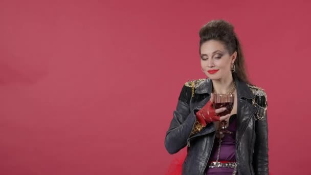 Μια Γυναίκα Φρικιό Κρατά Ένα Ποτήρι Κρασί Στο Χέρι Της — Αρχείο Βίντεο