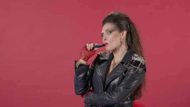 Una Mujer Francamente Vestida Fuma Cigarrillo Electrónico Sopla Humo Boca — Vídeo de stock