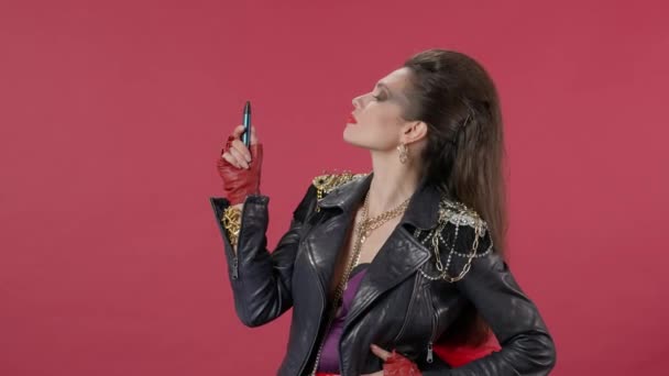 Eine Frau Schnupft Einer Elektronischen Zigarette Und Beginnt Husten Porträt — Stockvideo