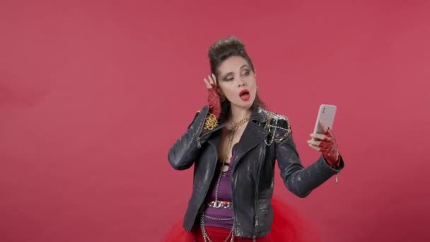 Informell Kvinna Tar Selfie Filmar Video Smartphone Studio Röd Bakgrund — Stockvideo