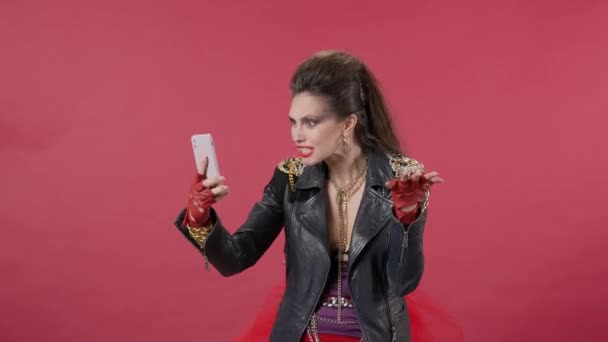 Žena Agresivně Mluví Videohovoru Smartphonu Žena Hovor Odpojí Hlasitě Vykřikne — Stock video