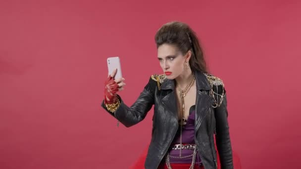 Una Mujer Con Una Cara Descontenta Hace Una Videollamada Smartphone — Vídeos de Stock