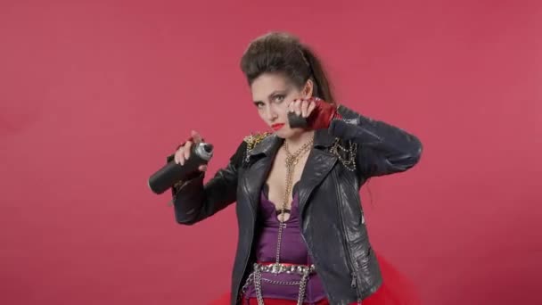 Freak Femme Tient Aérosol Bombe Cheveux Peut Ouvre Jette Bouchon — Video