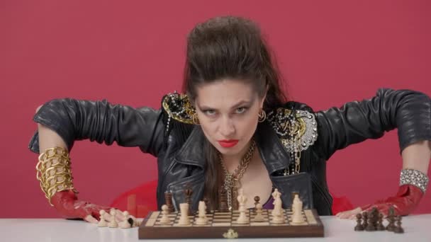 Angry Woman Sits Table Chessin Studio Red Background Woman Throws — Stock Video