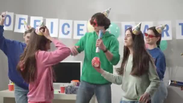 Μια Ομάδα Συναδέλφων Γιορτινά Καπέλα Και Γυαλιά Χορεύουν Διασκεδάζουν Γιορτάζουν — Αρχείο Βίντεο
