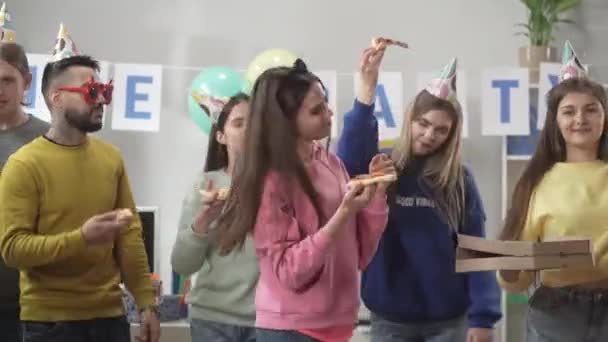 Сучасні Офісні Працівники Танцюють Їдять Піцу Група Молодих Людей Вечірніх — стокове відео