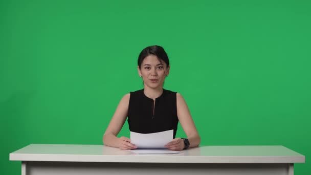 Canlı Haber Programı Güncel Olayları Aktaran Profesyonel Bir Sunucu Asyalı — Stok video