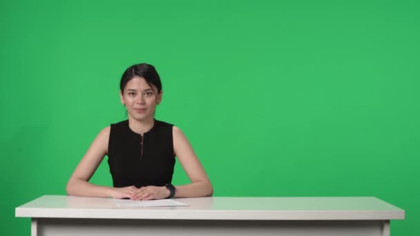 Nyhetsrum Studio Live News Program Rapportering Ledande Asiatisk Kvinna Sitta — Stockvideo