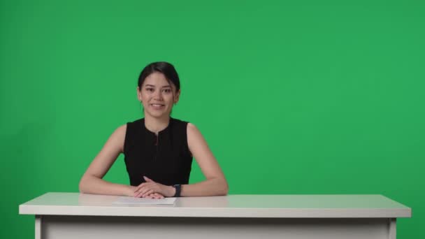 Live News Program Női Presenter Riport Ázsiai Anchorwoman Beszél Hallgat — Stock videók