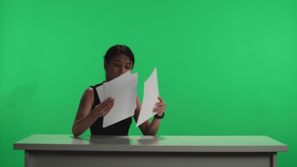 News Program Dark Studio Backdrop Green Screen Asian Presenter Lays — Stock Video