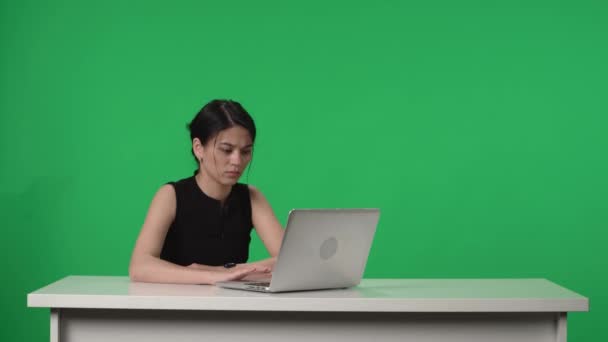 생방송 프로그램 앵커걸은 스튜디오에 테이블에 화면의 배경을 있습니다 노트북 컴퓨터를 — 비디오