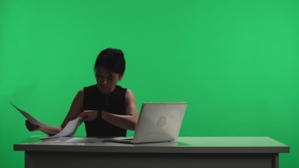 Prezenterka Telewizyjna Siedzi Przy Stole Ciemnym Studiu Zielonym Ekranie Kobieta — Wideo stockowe