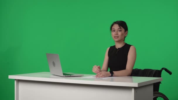 Élő Adásban Egy Tolószékes Ázsiai Bemondónő Tudósít Hírekről Televízióban Egy — Stock videók