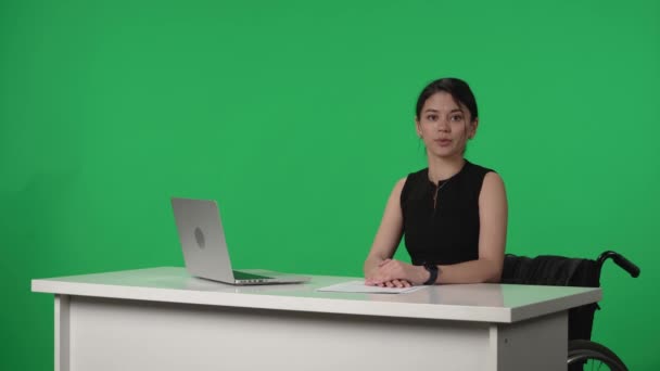 Live News Program Kvinnliga Presenter Rapportering Asiatiska Anchorwoman Rullstol Samtal — Stockvideo