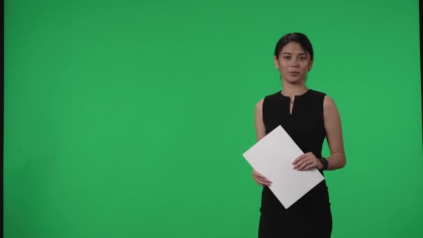 Väderprognos Program Anchorwoman Står Studion Mot Bakgrund Grön Skärm Asiatisk — Stockvideo