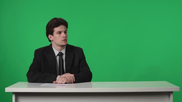 テレビライブニュース番組 報告者 アンカーマントーク 聞いて 緑のスクリーンの背景を背景にした音 ニュースルームスタジオのコンセプト 広告エリア ワークスペースのモック — ストック動画