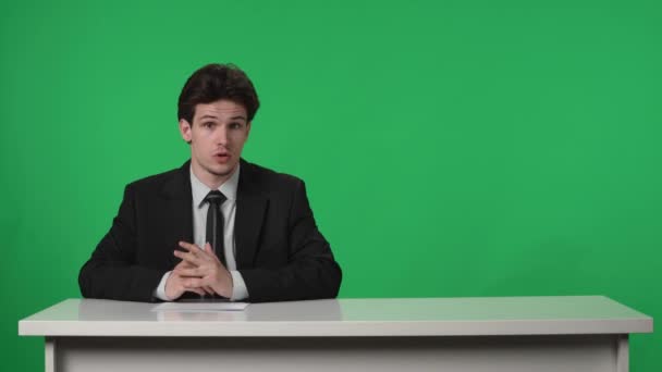 Newsroom Studio Live News Program Segnalazione Uomo Spicco Sedersi Tavolo — Video Stock