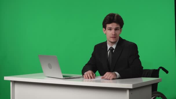 생방송 프로그램 앵커맨 화면을 배경으로 텔레비 뉴우스 케이블 스튜디오 광고가 — 비디오