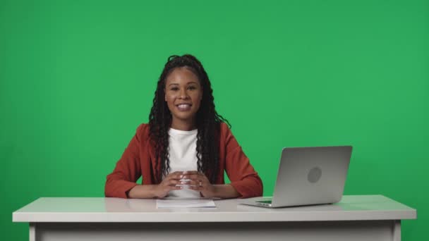 Live Nachrichtensendung Fernsehen Eine Führende Afroamerikanische Frau Berichtet Die Nachrichten — Stockvideo