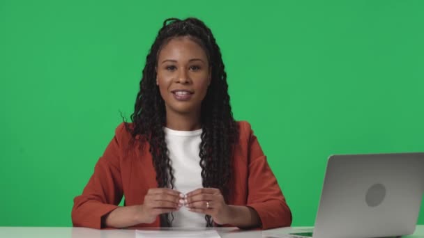 Ζωντανή Τηλεοπτική Εκπομπή Μια Ηγετική Αφρο Αμερικανίδα Μεταδίδει Νέα Στην — Αρχείο Βίντεο