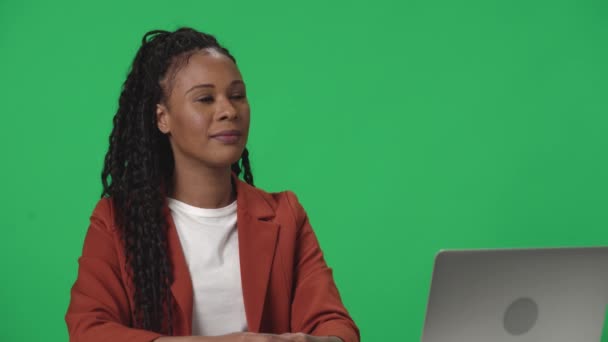 Ein Afroamerikanischer Fernsehmoderator Schaut Zur Seite Nickt Wartet Auf Den — Stockvideo