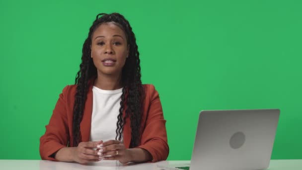 Live News Program Female Presenter Reporting African American Anchorwoman Talks — Stock Video