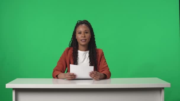 Live News Program Profesionální Moderátor Pokrývající Aktuální Události Afroameričanka Podívá — Stock video
