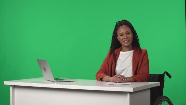 电视直播新闻节目 坐在轮椅上的非洲裔美国女主播在电视新闻中 在绿色屏幕的背景下阅读报纸 有线电视台新闻演播室广告领域 — 图库视频影像
