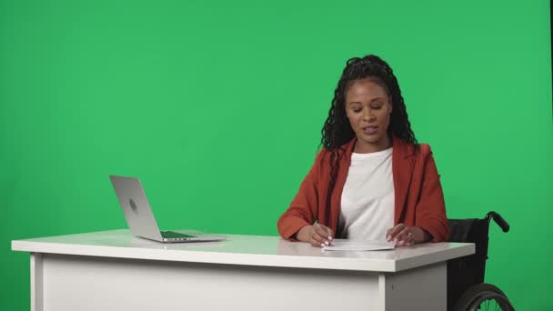 Live News Program Moderatorinnen Berichten Afroamerikanische Moderatorin Rollstuhl Spricht Hört — Stockvideo