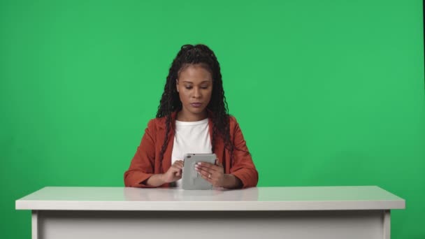 Live News Program Professional Presenter Sits Table Studio Background Green — Stock Video