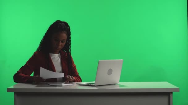 발표자는 어두운 스튜디오 탁자에 화면을 여자는 방송을 준비하고 프로그램 계획을 — 비디오