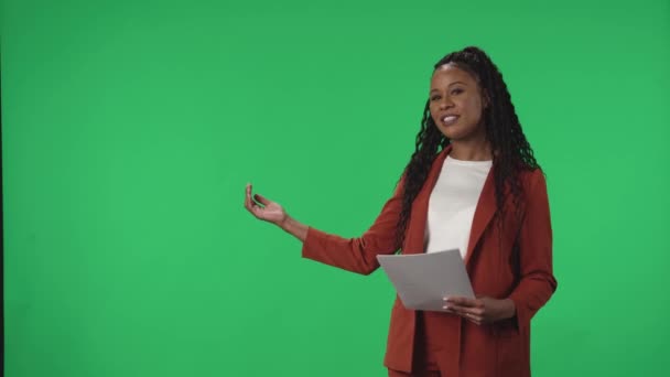 Πρόγραμμα Πρόγνωσης Καιρού Για Τηλεόραση Anchorwoman Στέκεται Στο Στούντιο Φόντο — Αρχείο Βίντεο