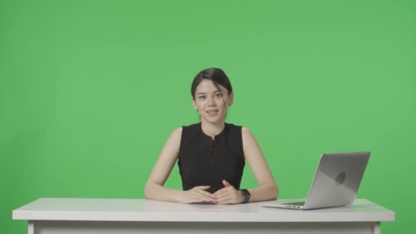 Nyhetsprogram För Direktsändning Ledande Asiatisk Kvinna Rapporterar Nyheter Mot Bakgrund — Stockvideo