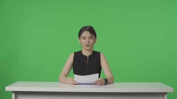 Élő Hírek Program Egy Profi Műsorvezető Aki Egy Zöld Képernyő — Stock videók