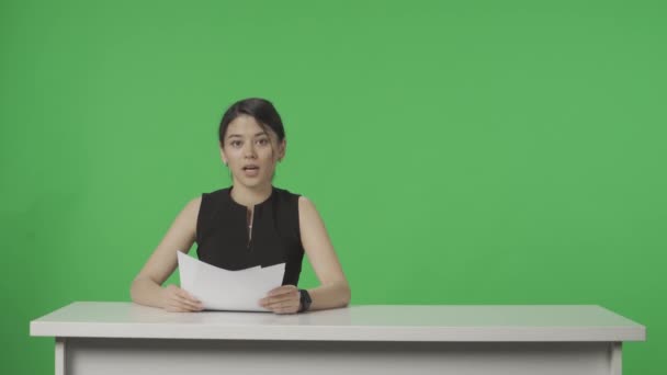 Live News Studio Prezenterką Zielonym Tle Ekranu Koniec Wiadomości Kobieta — Wideo stockowe
