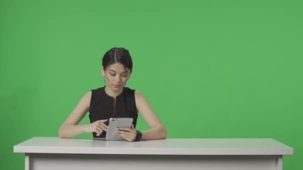 Canlı Haber Programı Bir Sunucusu Stüdyoda Bir Masada Yeşil Bir — Stok video