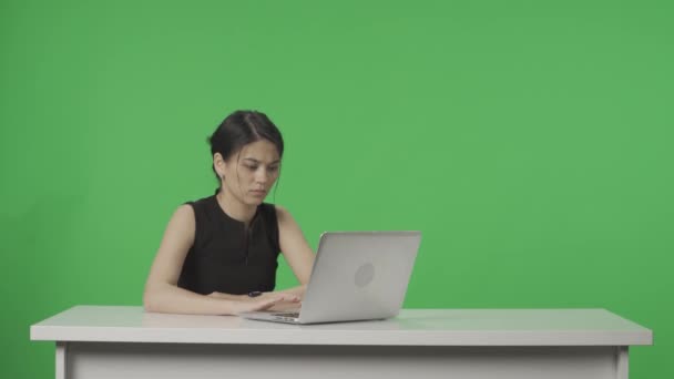 Híradó Program Anchorwoman Egy Asztalnál Háttérben Egy Zöld Képernyő Egy — Stock videók