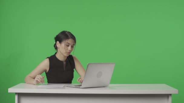 Televíziós Műsorvezető Egy Asztalnál Stúdióban Háttérben Egy Zöld Képernyő Egy — Stock videók
