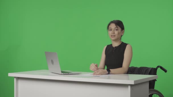 テレビニュース番組 車椅子のアジア系のアンカー女性は 緑の画面を背景に テレビでニュースを報告しています ケーブルチャンネルニューススタジオ 広告エリア ワークスペースのモック Hdr Bt2020 — ストック動画