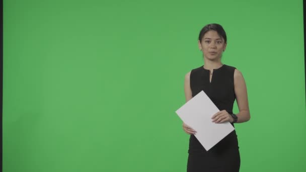 テレビ天気予報番組 緑のスクリーンを背景にスタジオに立つアンコールウーマン 天気図を指しているアジアの女性気象学者 広告エリア ワークスペースのモック Hdr — ストック動画