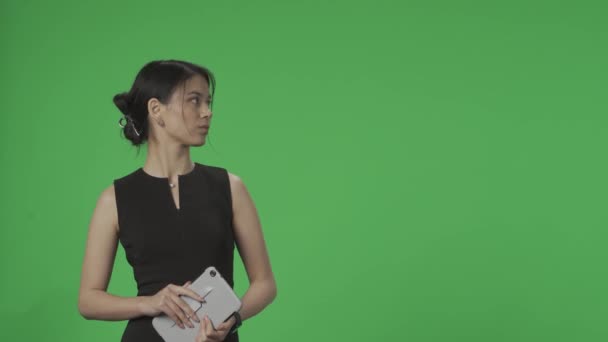 Élő Hírek Program Tévébemondó Egy Stúdióban Egy Zöld Vászonnal Szemben — Stock videók