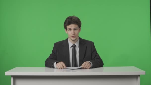 Profesionální Moderátor Zabývající Aktuálními Událostmi Muž Který Sedí Stolu Prohlíží — Stock video