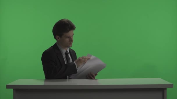 News Program Dark Studio Backdrop Green Screen Presenter Looks Papers — Stock Video