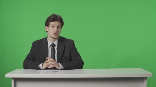 Professionelle Anchorman Auf Grünem Bildschirm Hintergrund Das Ende Der Meldung — Stockvideo
